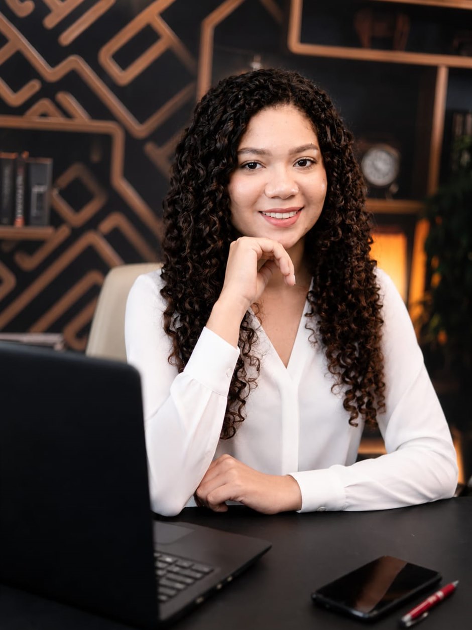 Hilrianny Amorim, advogada, em seu ambiente de trabalho
