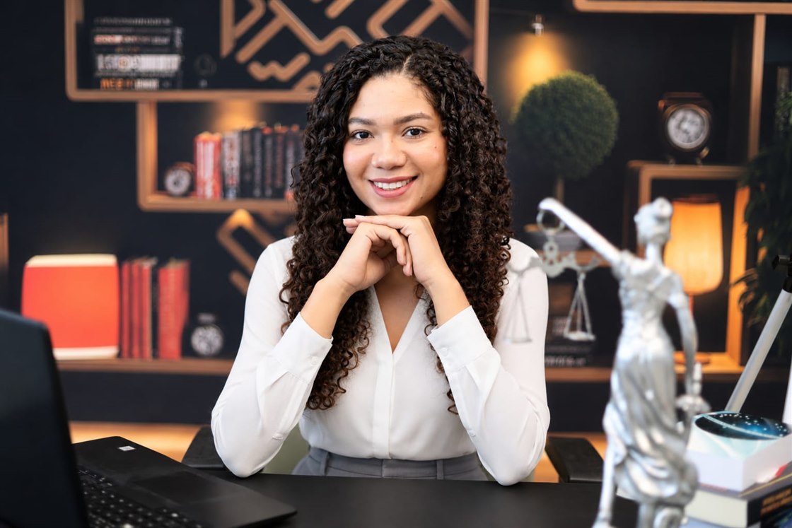 Hilrianny Amorim em seu ambiente de trabalho
